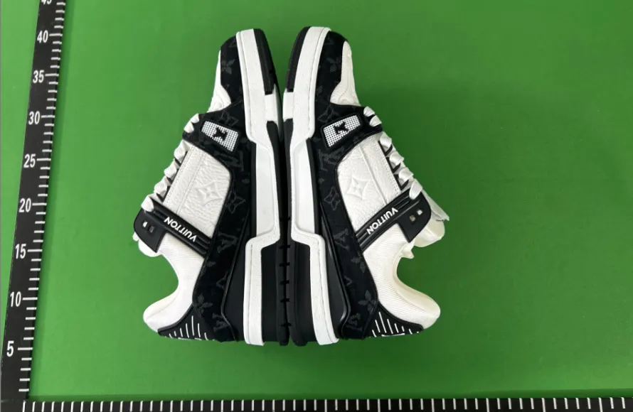 Adidași Louis Vuitton