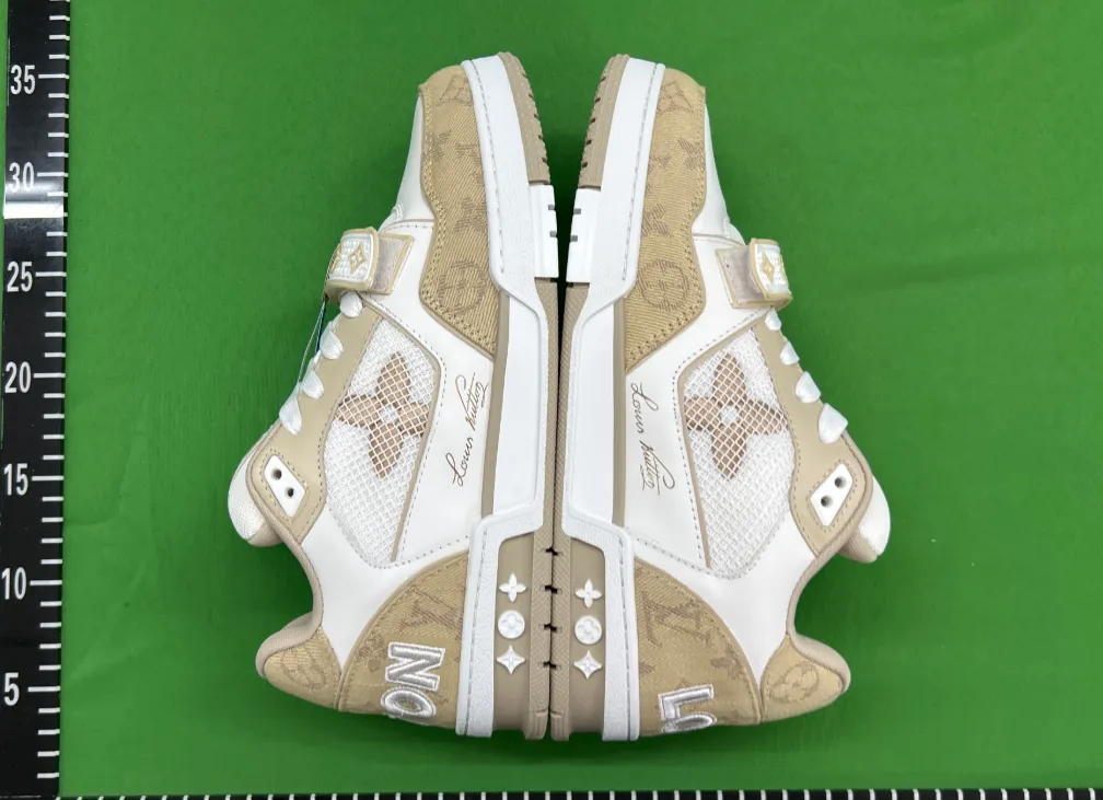 Adidași Louis Vuitton